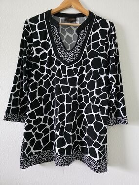 Dana Buchman Black & White Patterned V-Neck Women's Top